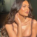 In 2023, the ultimate celebrity-approved beauty trend is none other than the glowy body highlighter. If you’re eager to achieve this stunning look, here’s how you can do it yourself!