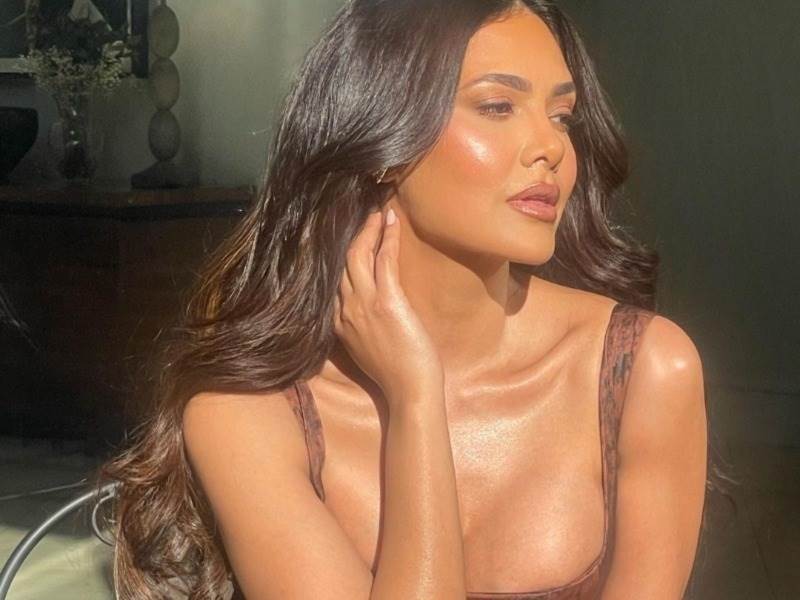 In 2023, the ultimate celebrity-approved beauty trend is none other than the glowy body highlighter. If you’re eager to achieve this stunning look, here’s how you can do it yourself!