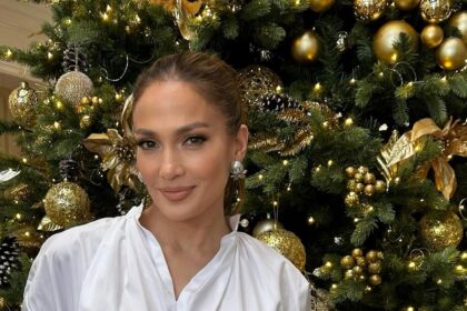 Jennifer Lopez Reveals Gold-Themed 2023 Christmas Tree from Her L.A. Home